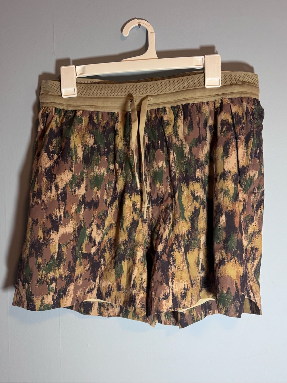 NWT American Eagle AE 24/7 Training Shorts Camo Print Men’s Medium
